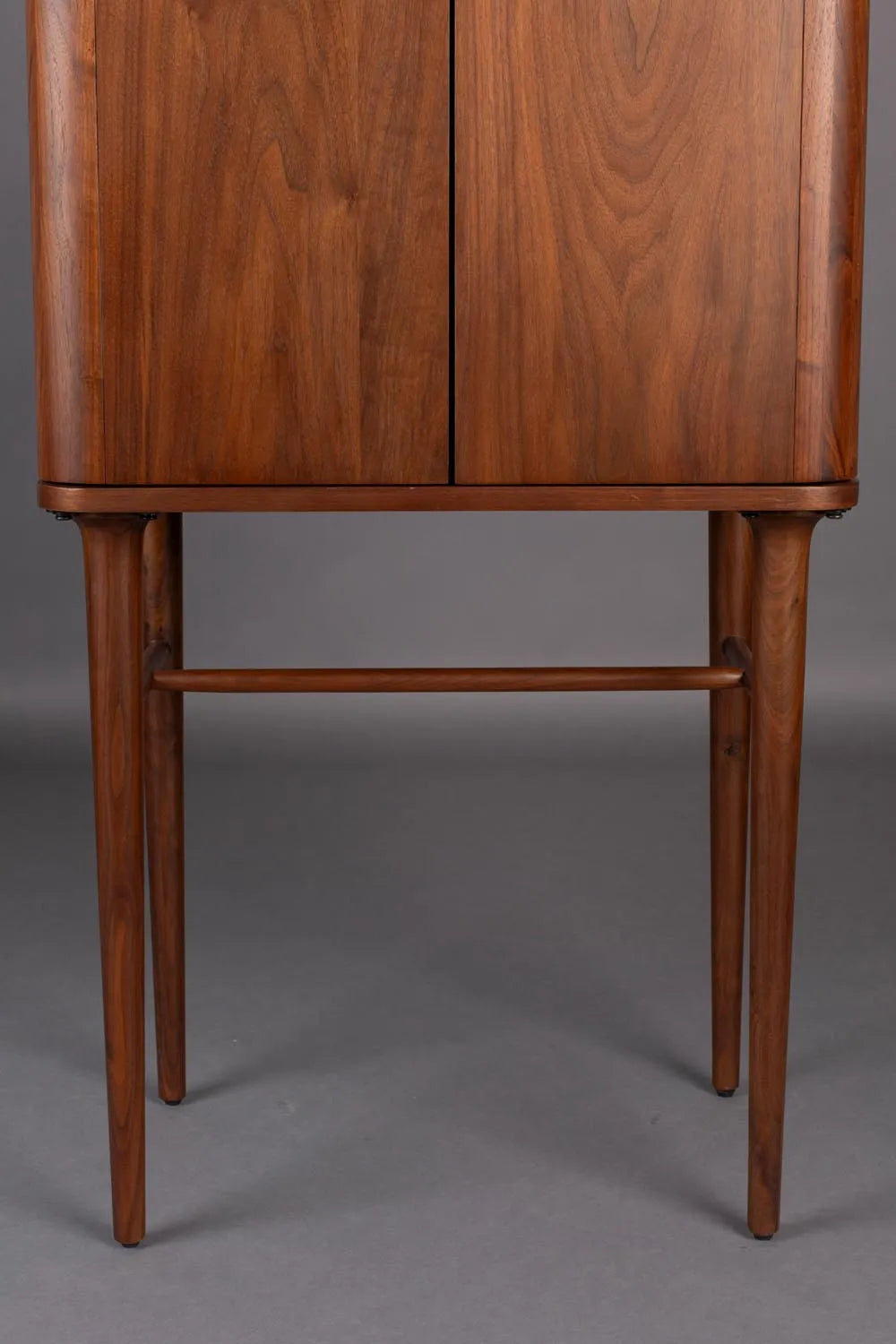 Dutchbone Morrison: Stilvoller Schrank mit Walnussfurnier und Stauraum.