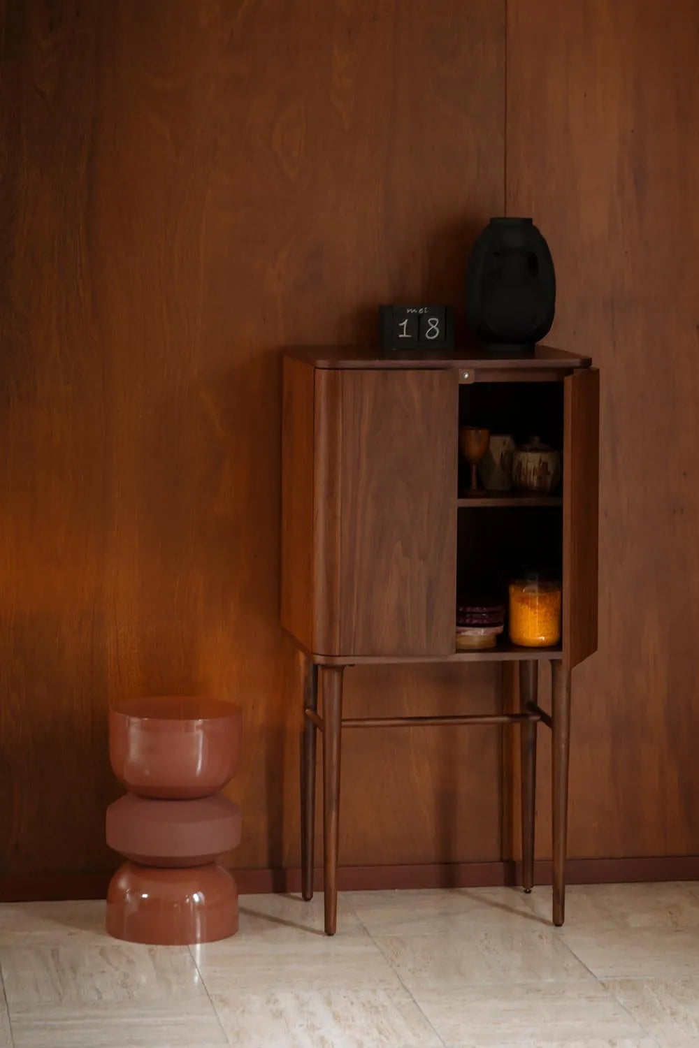 Stilvoller Dutchbone Morrison Schrank mit Walnussfurnier-Design.