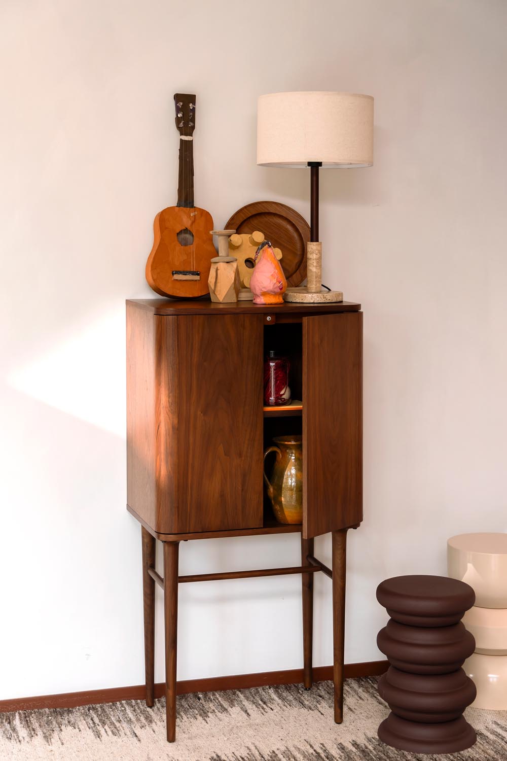 Moderner Dutchbone Morrison Schrank mit edlem Walnussfurnier.