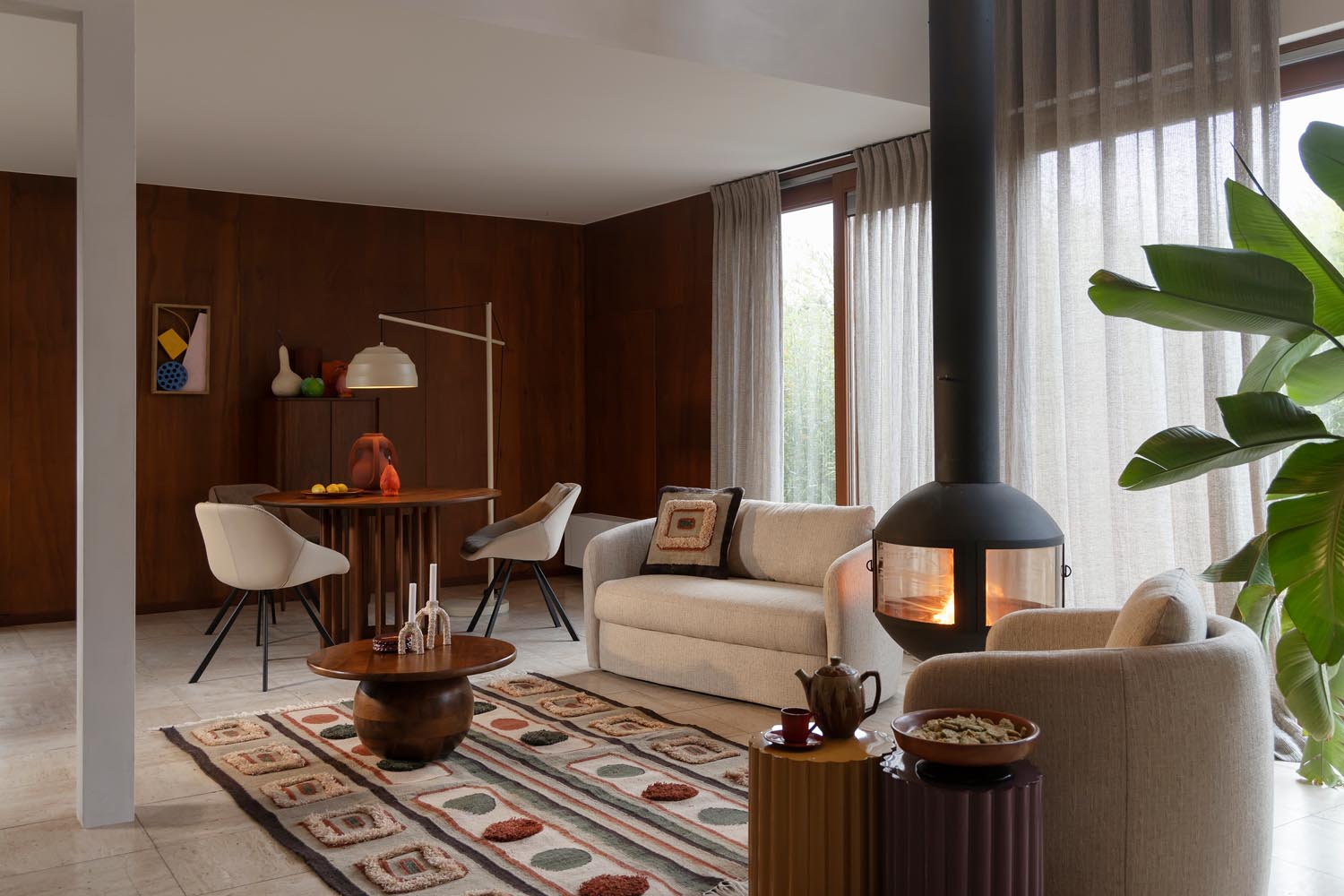 Eleganter Couchtisch Oblivian aus Mangoholz im Retro-Design.