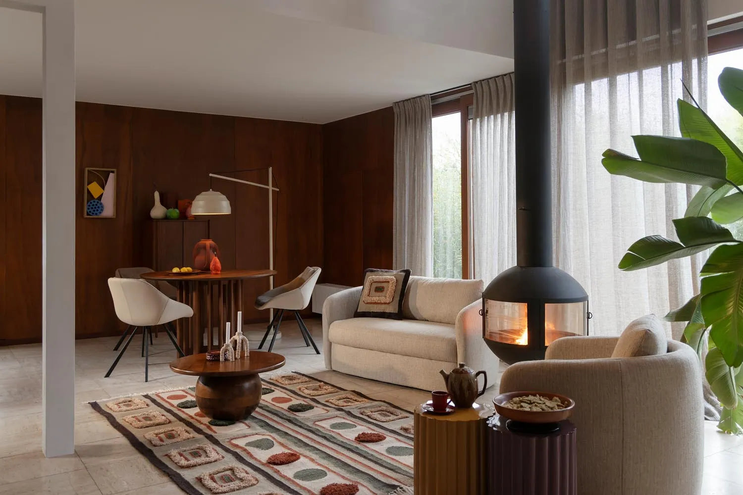 Eleganter Couchtisch Oblivian aus Mangoholz im Retro-Design.