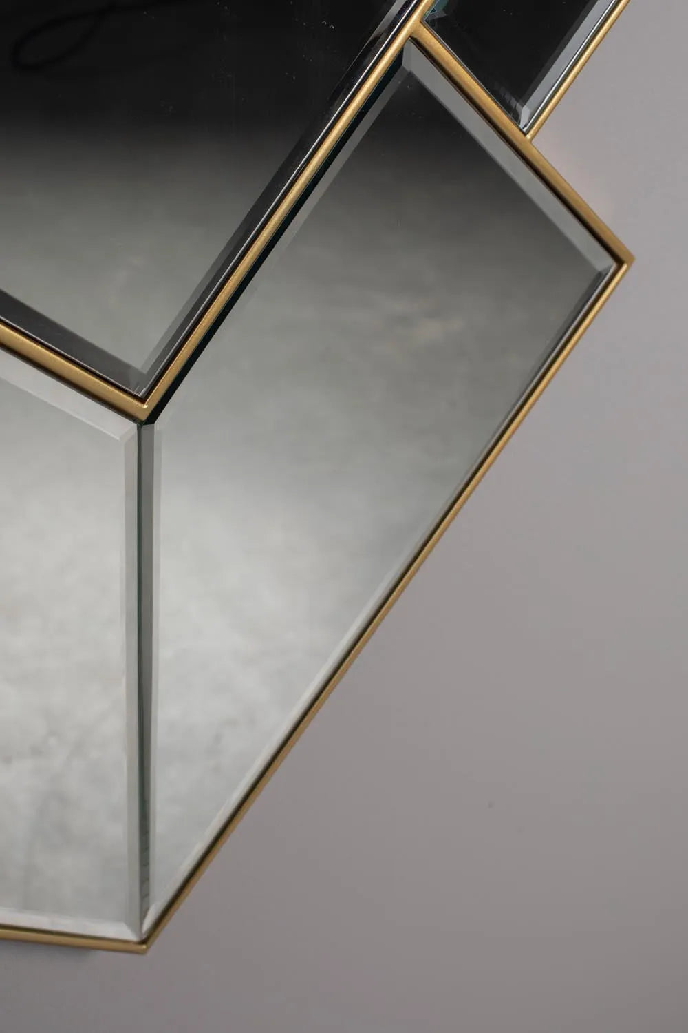 Miyu Spiegel: Geometrische Eleganz mit edlem Goldfinish von Dutchbone.