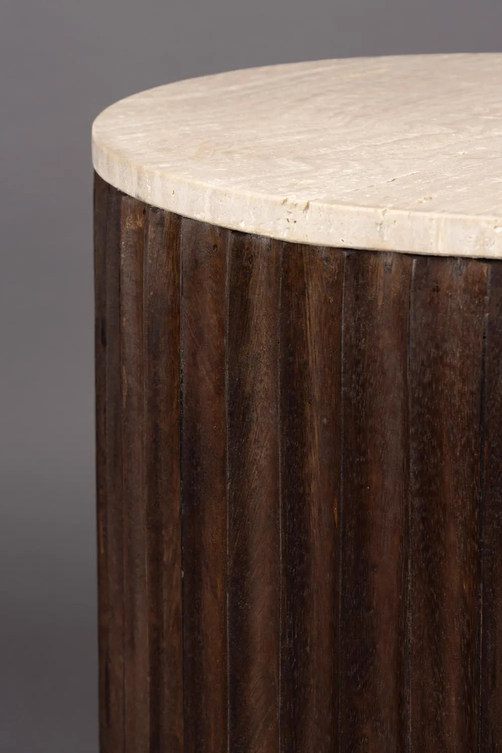 Eleganter Marlow Tisch von Dutchbone mit einzigartiger Steinplatte.