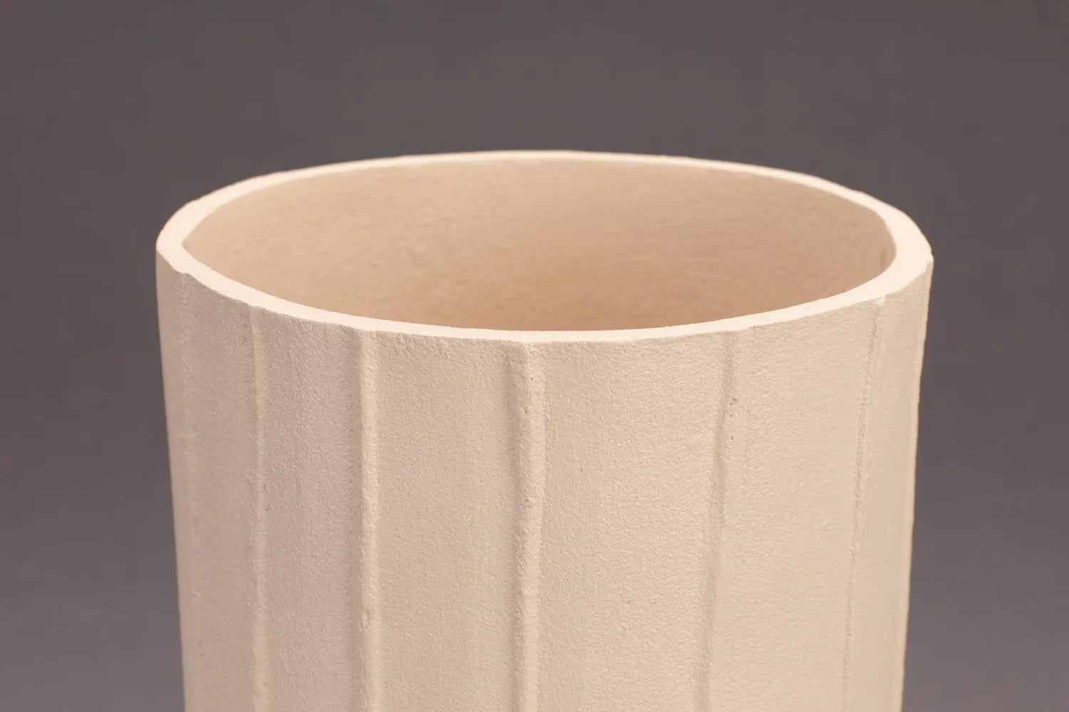 Handgefertigte Vase Rander in Beige von Dutchbone für stilvolle Räume.