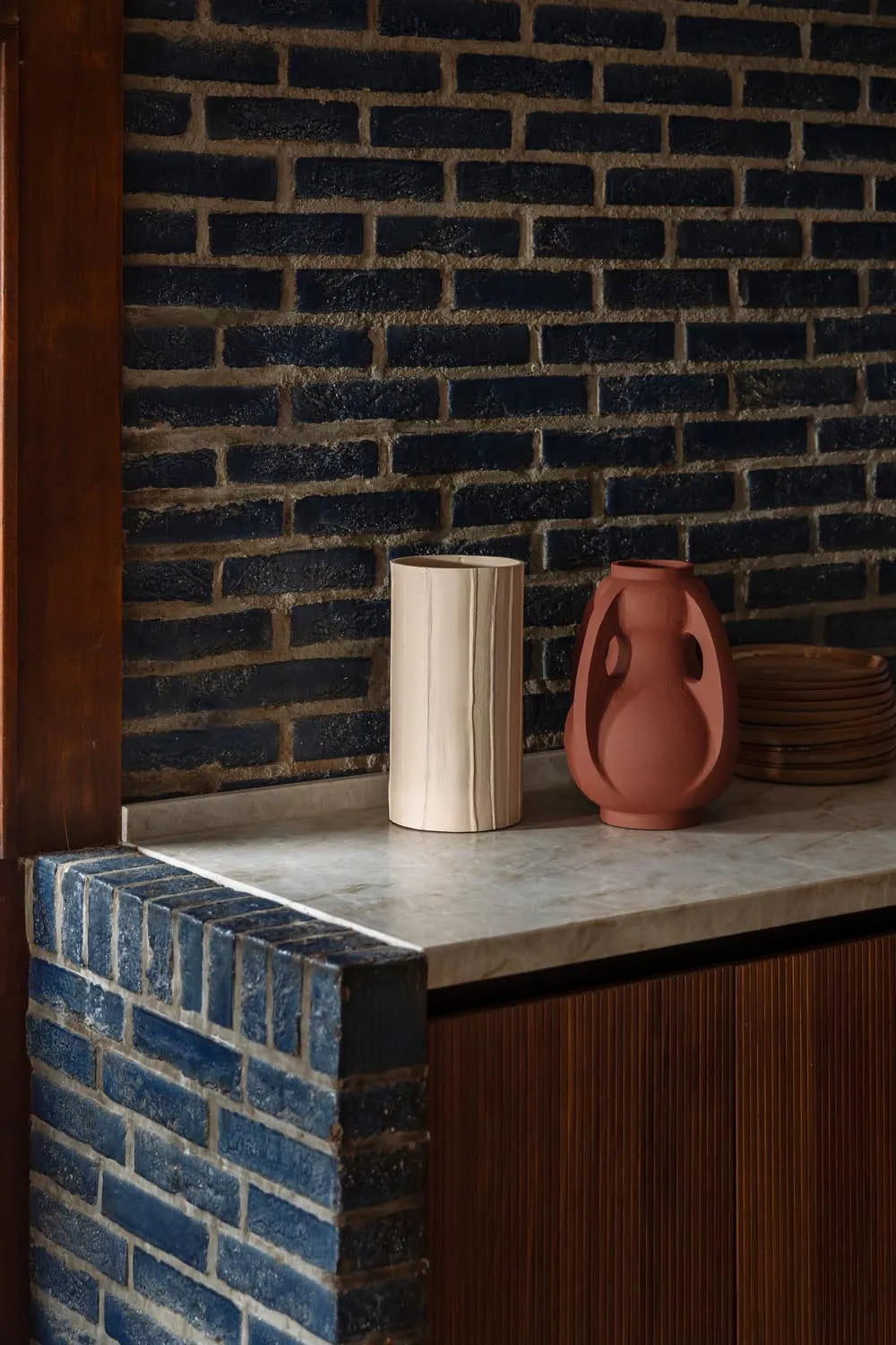 Dutchbone Rander: Beige Vase, handgefertigt für zeitlose Eleganz.