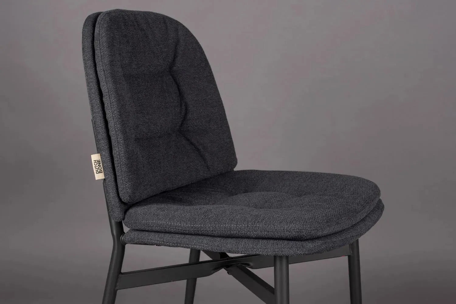 Luxuriöser Jade Stuhl: Samt trifft auf robustes Metall-Design.