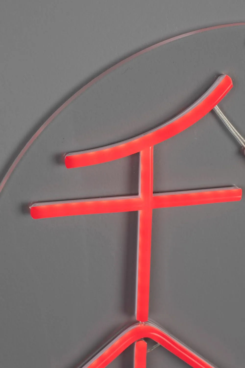 Neon Wandleuchte Sya Autumn: Elegantes Design für trendige Räume.