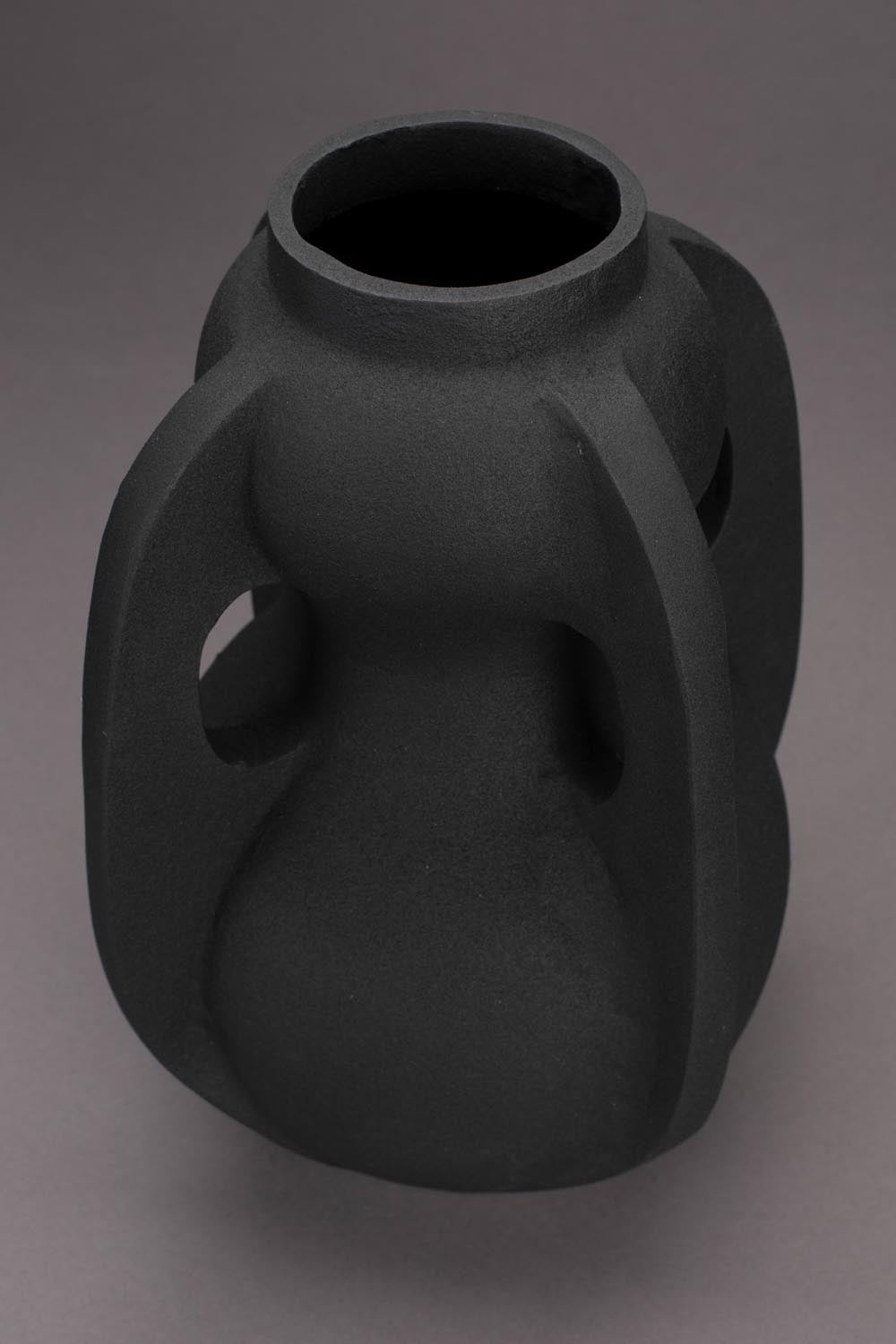 Vase Thiago L Schwarz: Elegante Akzente für stilvolle Wohnräume.