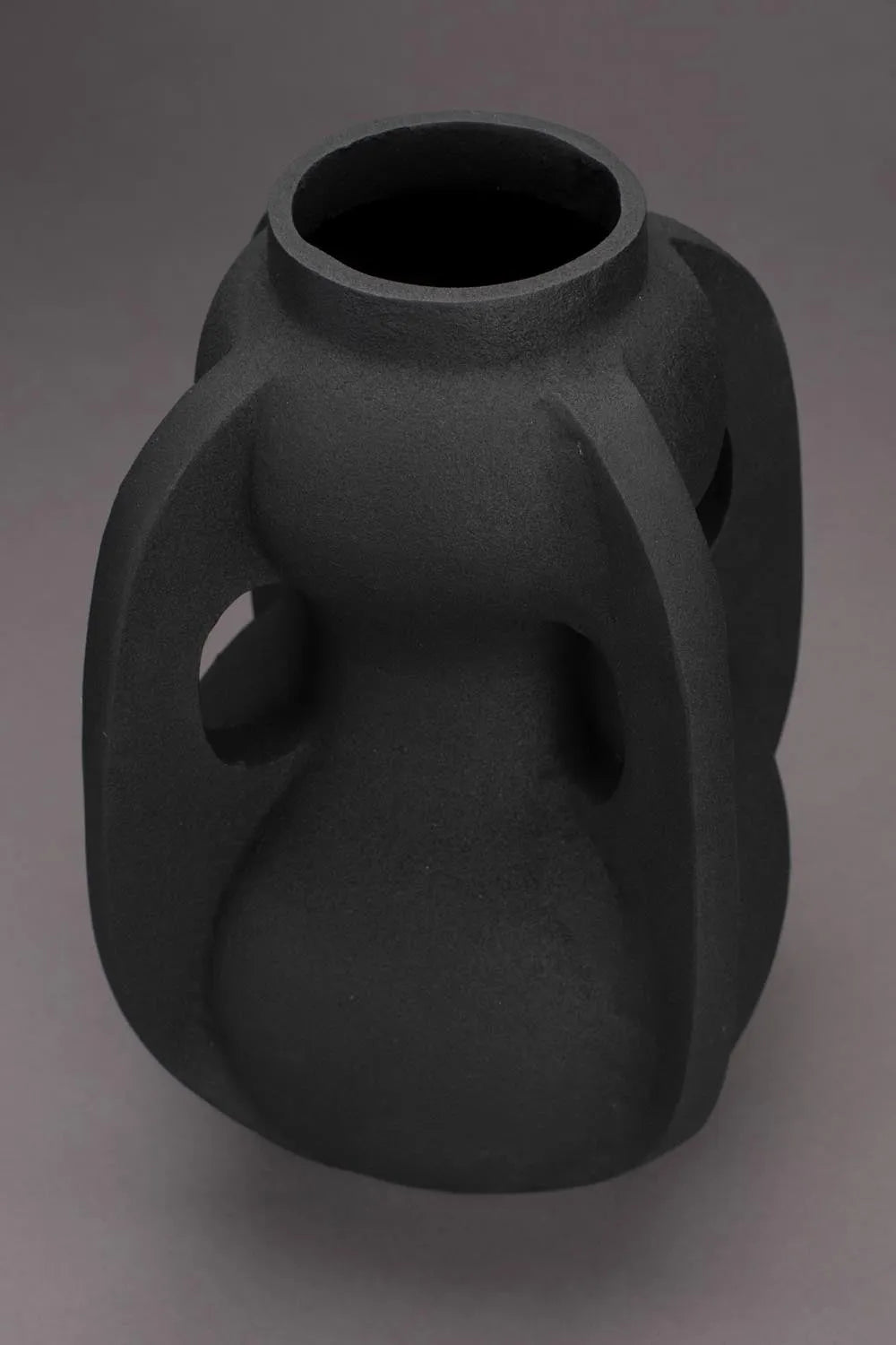 Vase Thiago L Schwarz: Elegante Akzente für stilvolle Wohnräume.