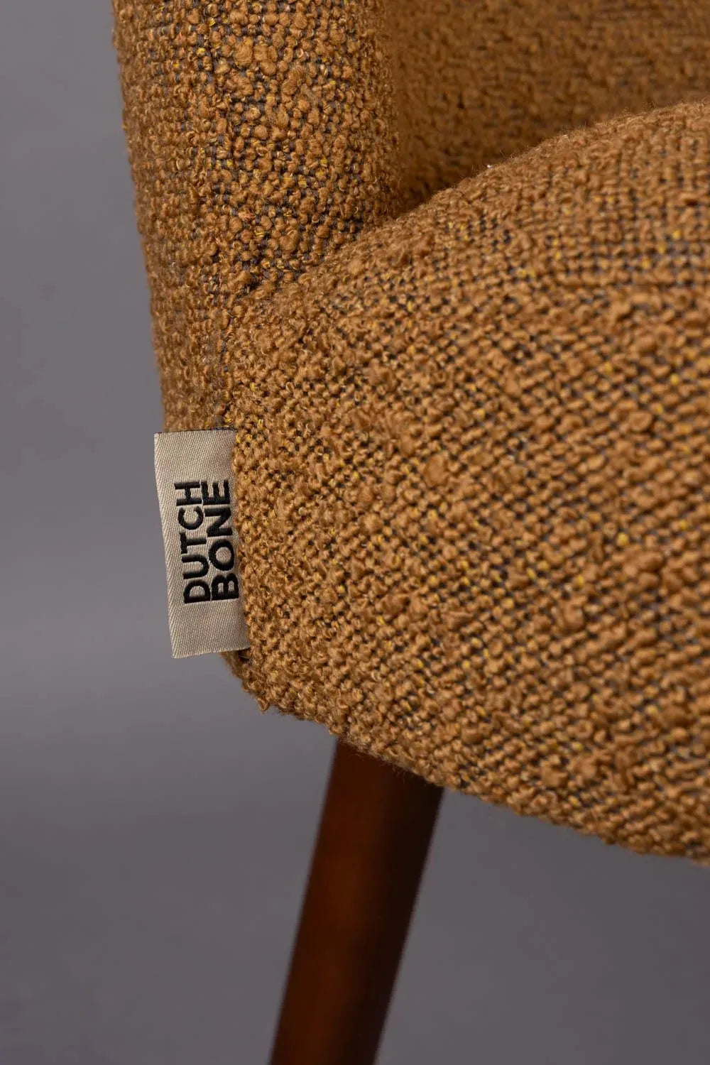 Dutchbone Barbara: Boucle-Stuhl in Ocker für zeitlose Eleganz.