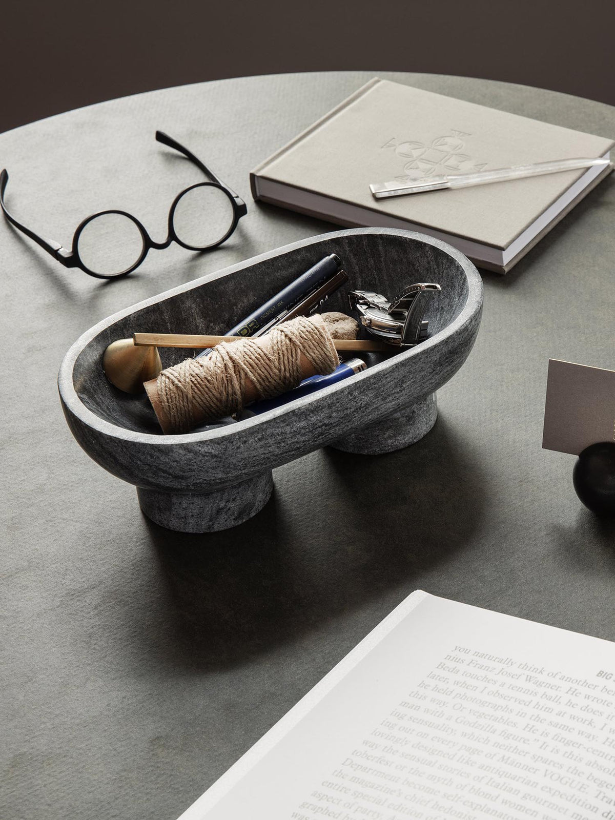 Alza Schale in Schwarz präsentiert im Onlineshop von KAQTU Design AG. Schalen ist von Ferm Living