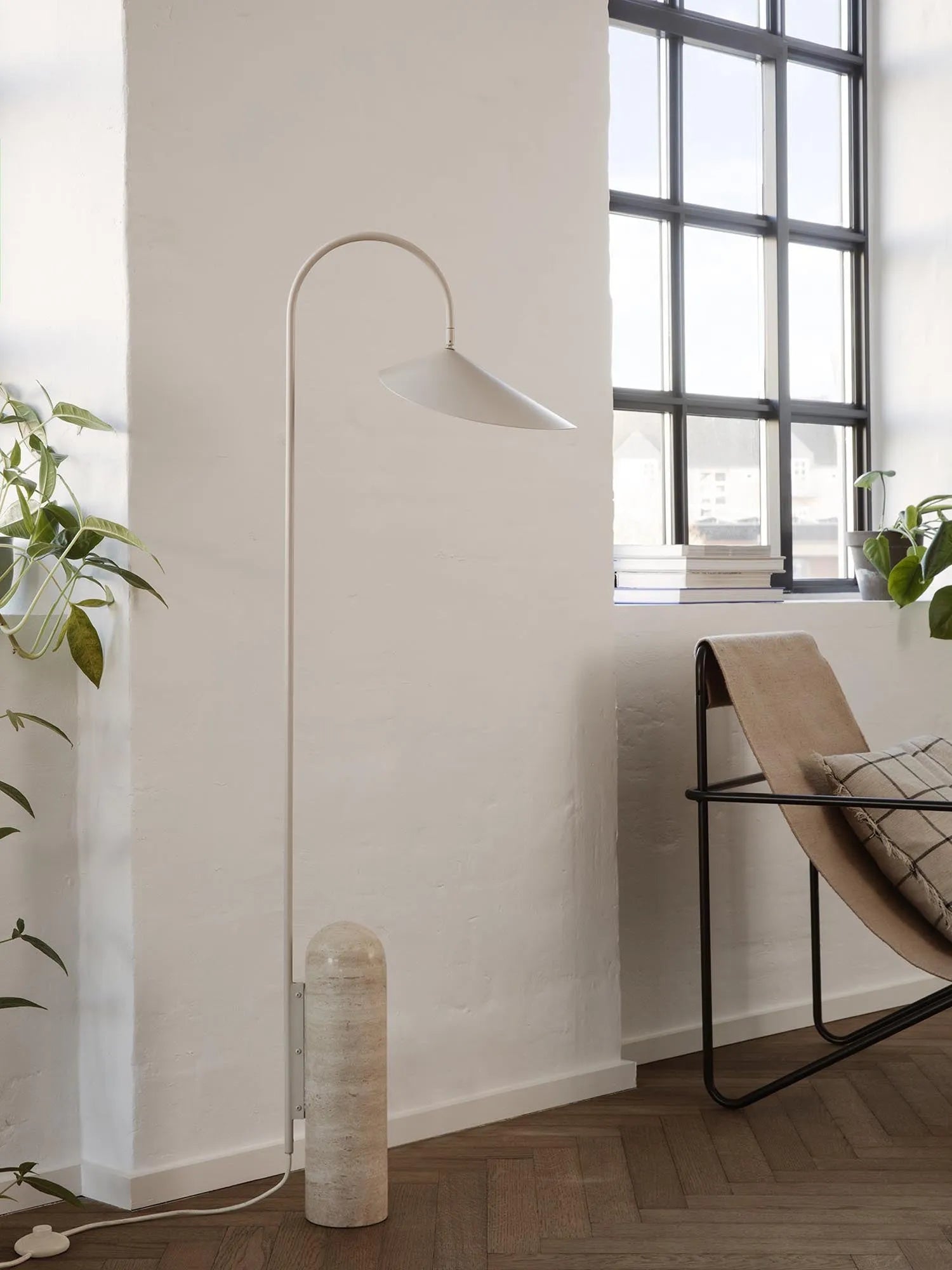 Elegante Arum Stehlampe mit organischem Design und Marmorsockel.