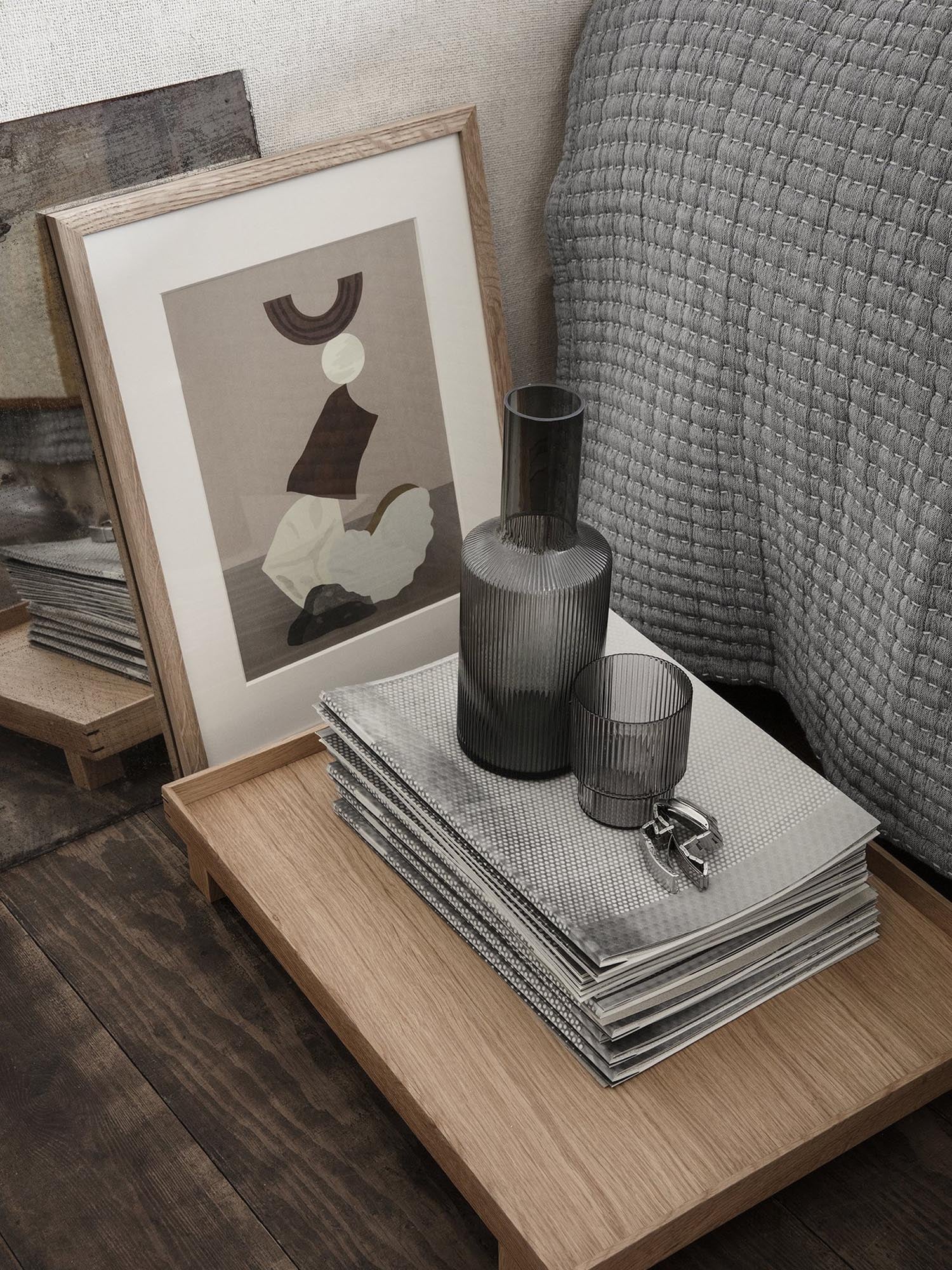 Erlebe das Bon Tablett Large von Ferm Living: Ein stilvolles, leichtes Tablett aus massiver Eiche, das klassische Handwerkskunst verkörpert.