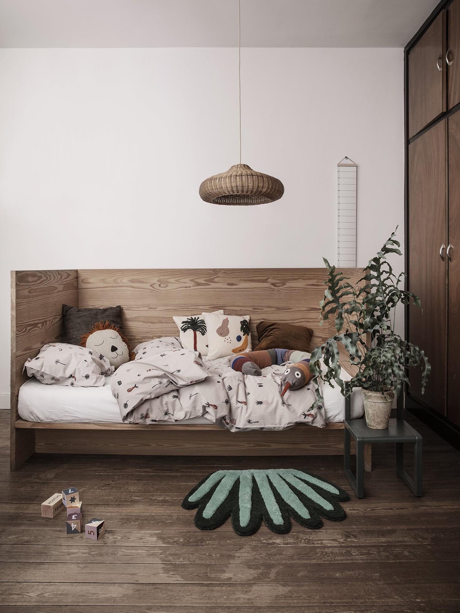 Eleganter Rattan-Lampenschirm für stimmungsvolle Beleuchtung.