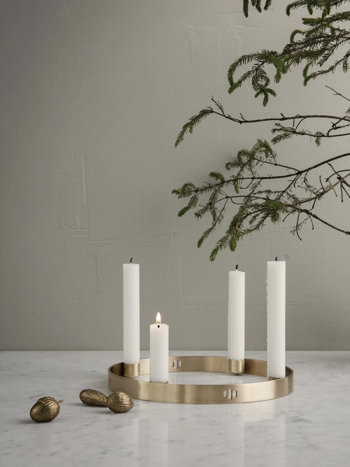 Kerzenhalter Ring in Messing matt präsentiert im Onlineshop von KAQTU Design AG. Kerzenständer ist von Ferm Living