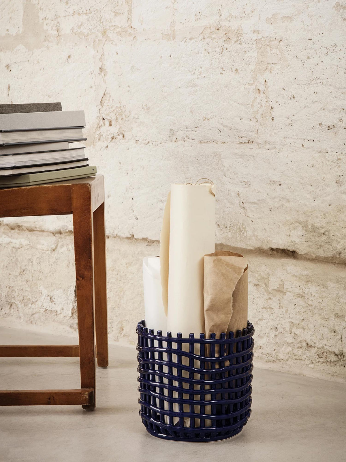 Braided geflechteter Korb gross in Blau präsentiert im Onlineshop von KAQTU Design AG. Aufbewährungskörbe ist von Ferm Living