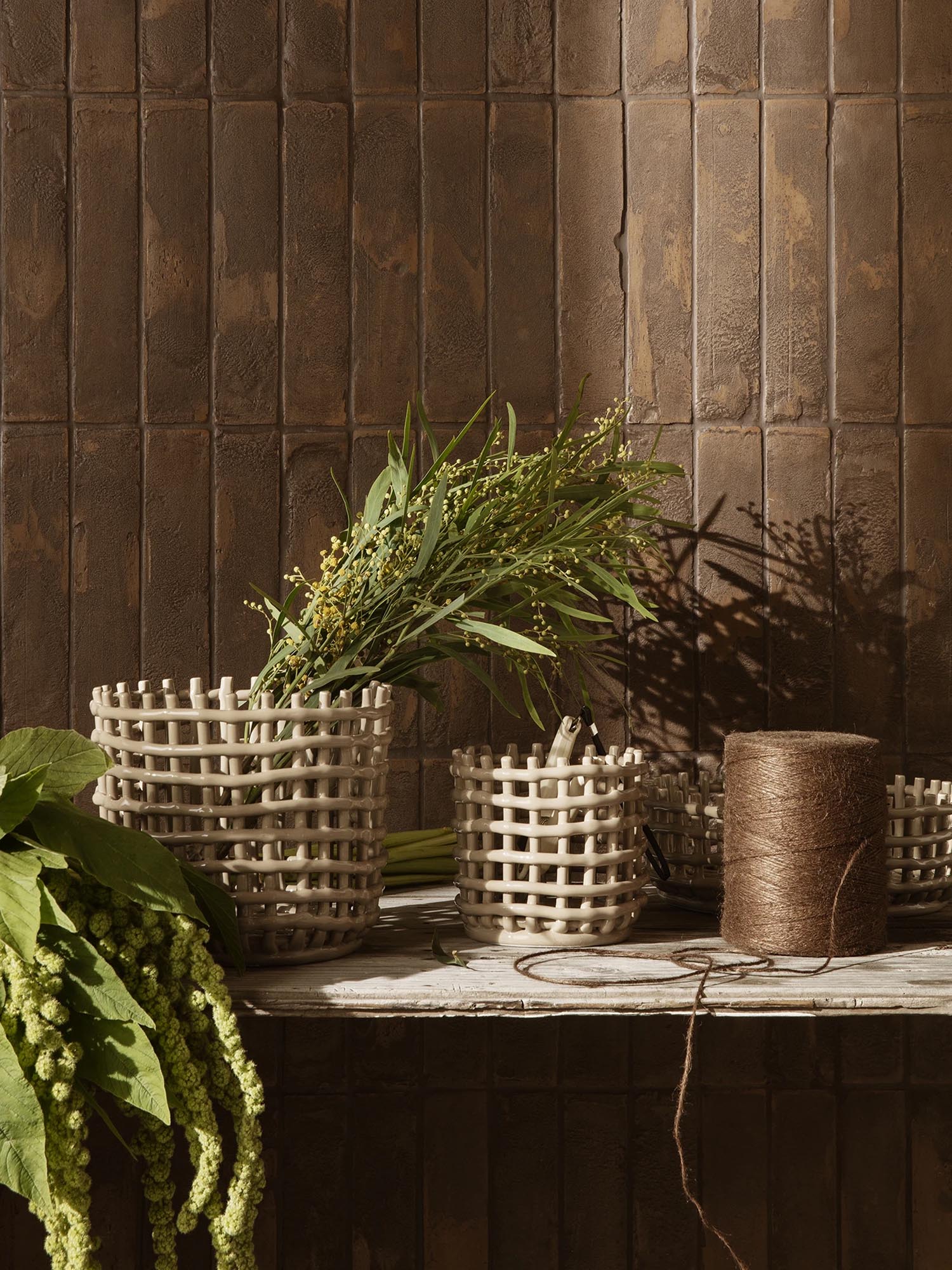 Erlebe den großen Braided-Korb von Ferm Living – handgefertigt und vielseitig einsetzbar als Blumentopf oder dekorative Obstschale in edlem Indigo Blue oder Off White.