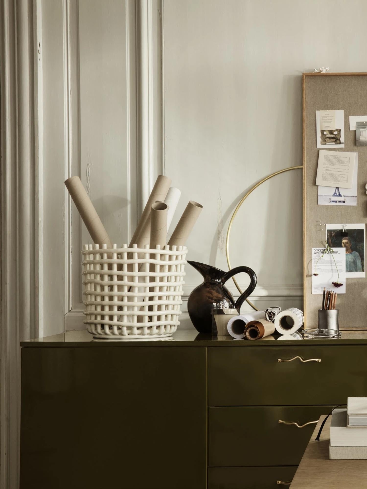 Großer Ferm Living Korb aus Naturmaterial, ideal für stilvolle Aufbewahrung.