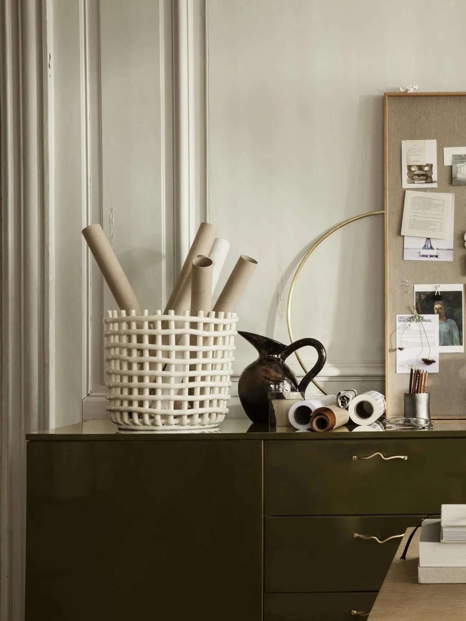 Großer Ferm Living Korb aus Naturmaterial, ideal für stilvolle Aufbewahrung.