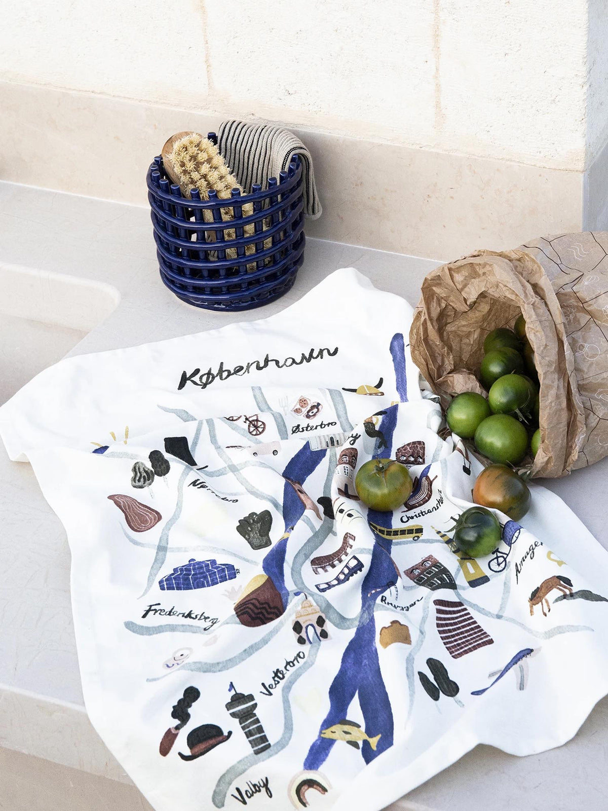 Braided geflechteter Korb klein in Blau präsentiert im Onlineshop von KAQTU Design AG. Aufbewährungskörbe ist von Ferm Living