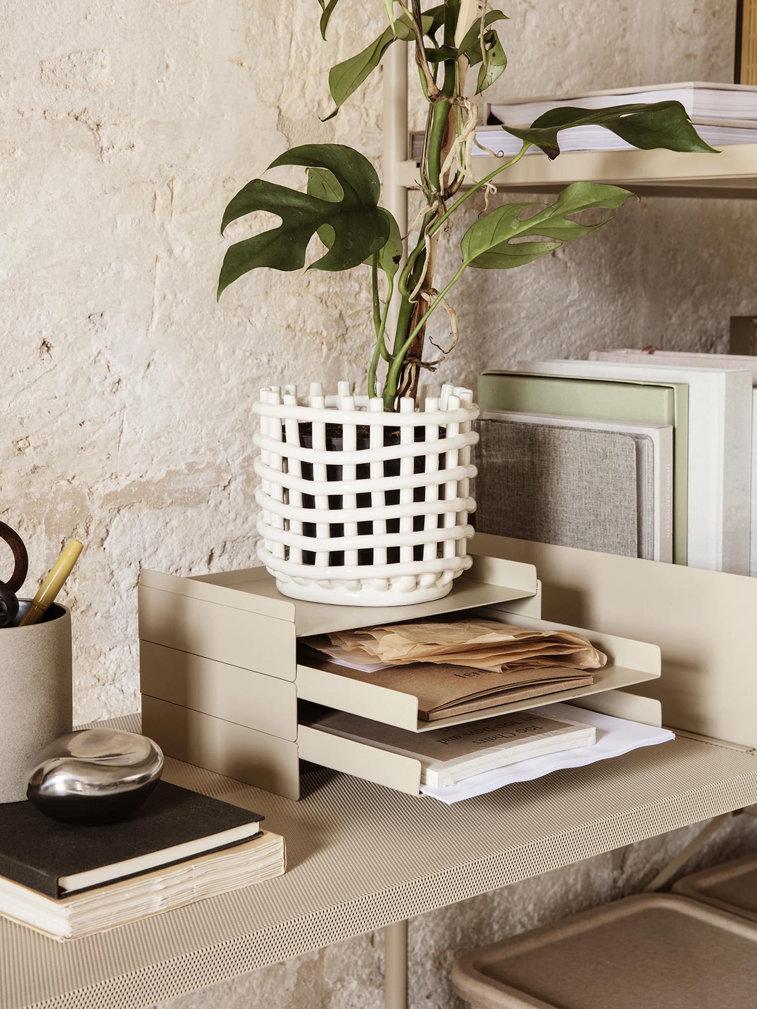 Kleiner, handgeflochtener Ferm Living Korb für moderne Akzente.
