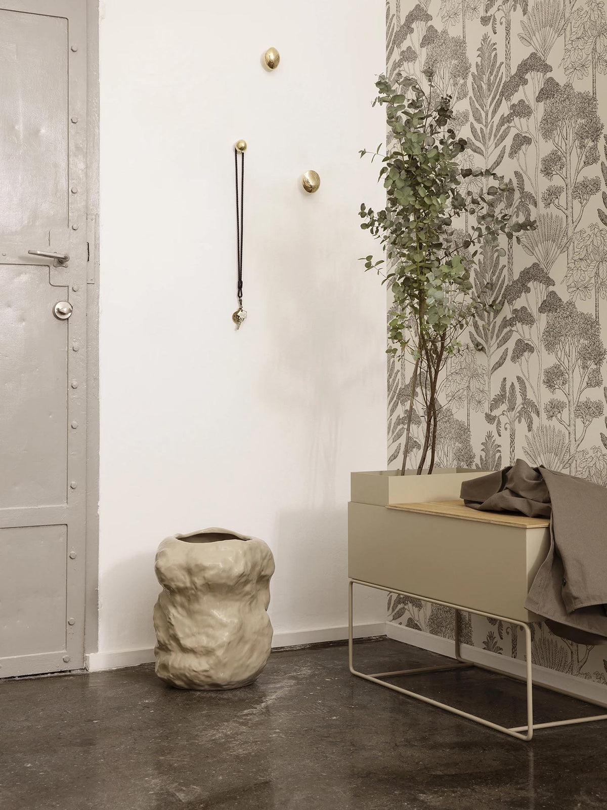 Chanterelle Haken in Messing präsentiert im Onlineshop von KAQTU Design AG. Kleiderhaken ist von Ferm Living