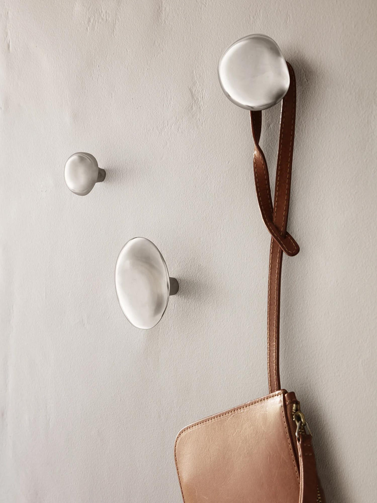 Chanterelle Haken in Stahl präsentiert im Onlineshop von KAQTU Design AG. Kleiderhaken ist von Ferm Living