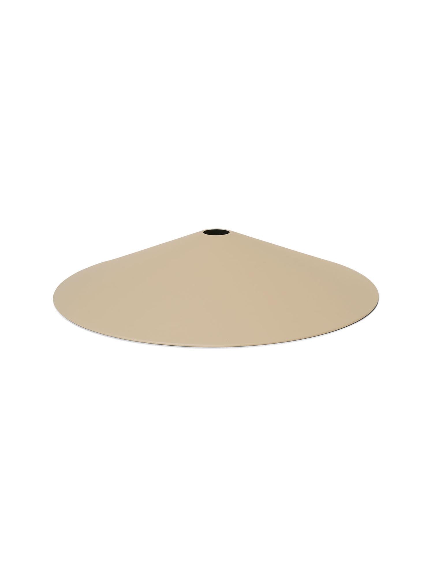 Der Collect Lampenschirm Angle Shade von Ferm Living: minimalistisches Design, langlebiges Metall, vielseitig einsetzbar, eleganter Blickfang.