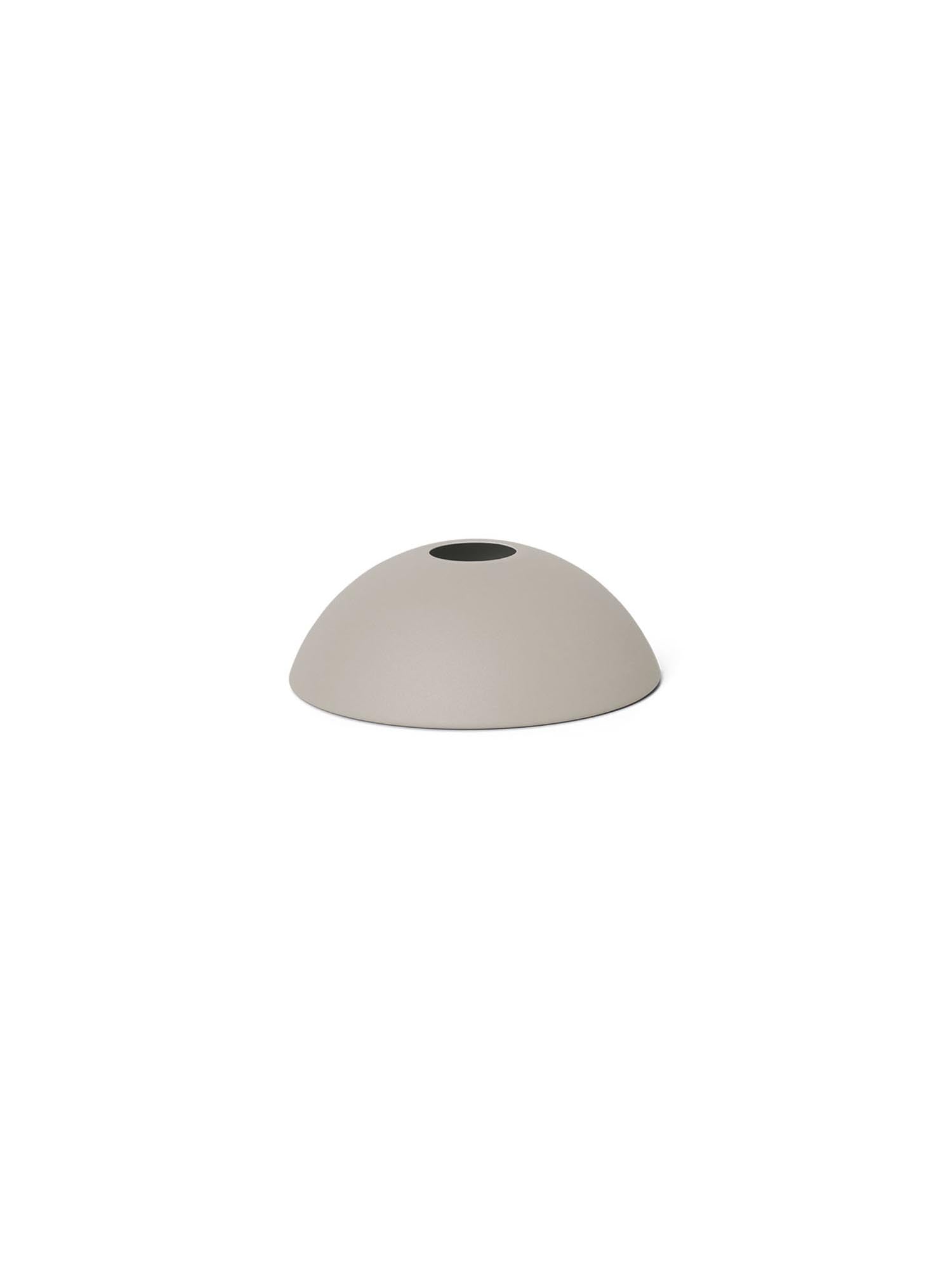 Eleganter Collect Lampenschirm von Ferm Living aus pulverbeschichtetem Eisen. Ideal für stilvolle Akzente und harmonische Beleuchtung in jedem Raum.