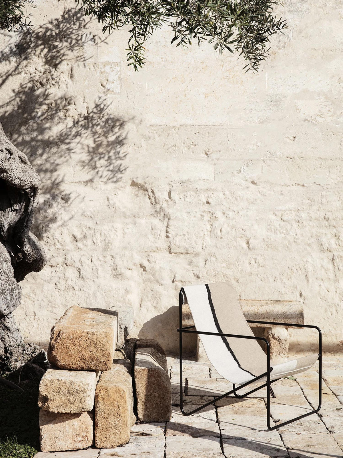Desert Loungestuhl in Schwarz/Soil präsentiert im Onlineshop von KAQTU Design AG. Outdoor-Sessel mit Armlehnen ist von Ferm Living