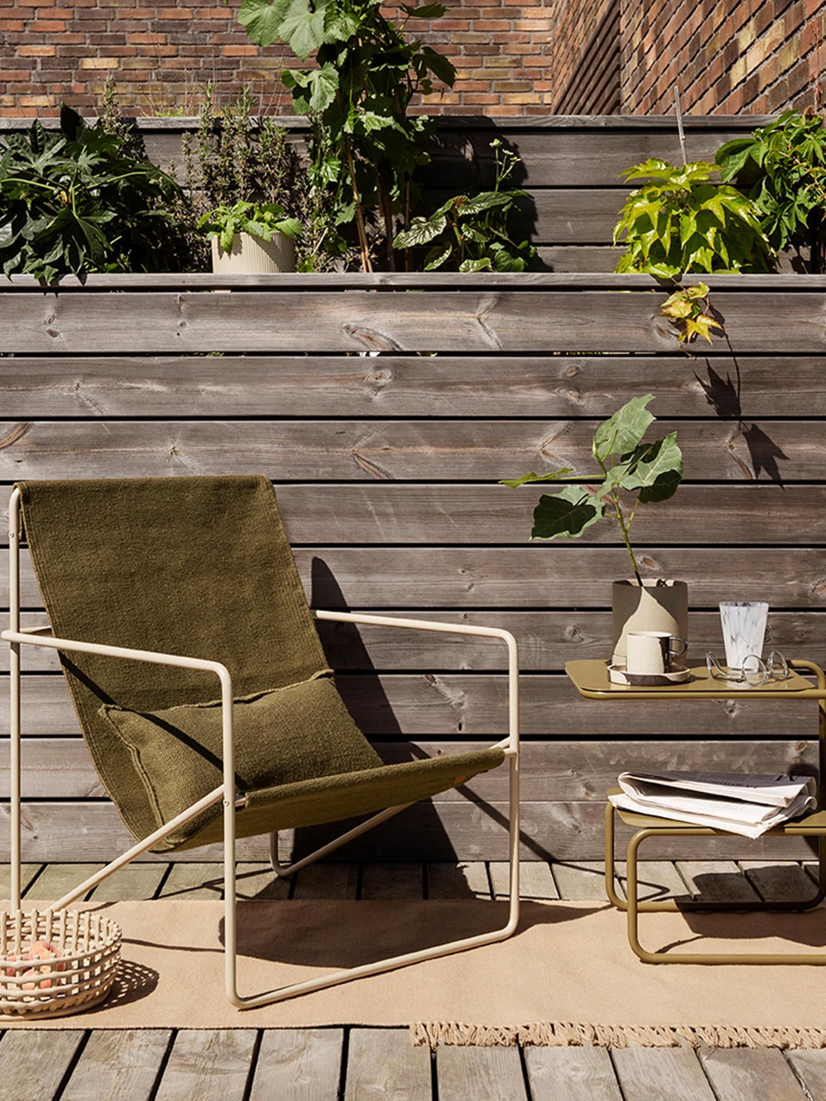 Desert Loungestuhl in Kaschmir/Olivegrün präsentiert im Onlineshop von KAQTU Design AG. Outdoor-Sessel mit Armlehnen ist von Ferm Living