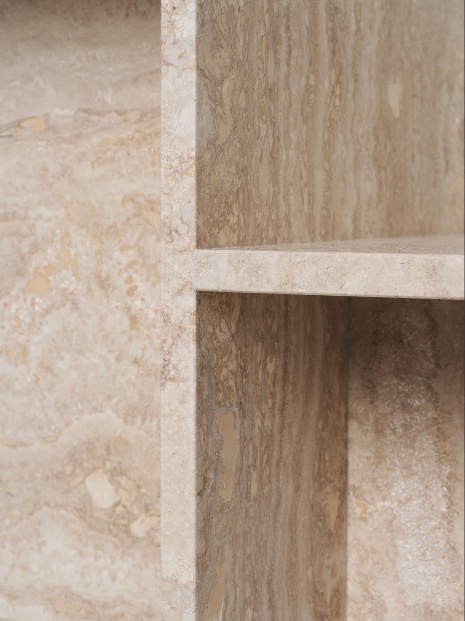 Entdecken Sie den eleganten Distinct Beistelltisch von Ferm Living, gefertigt aus hochwertigem Travertin. Ideal für stilvolle Akzente in Ihrem Zuhause.