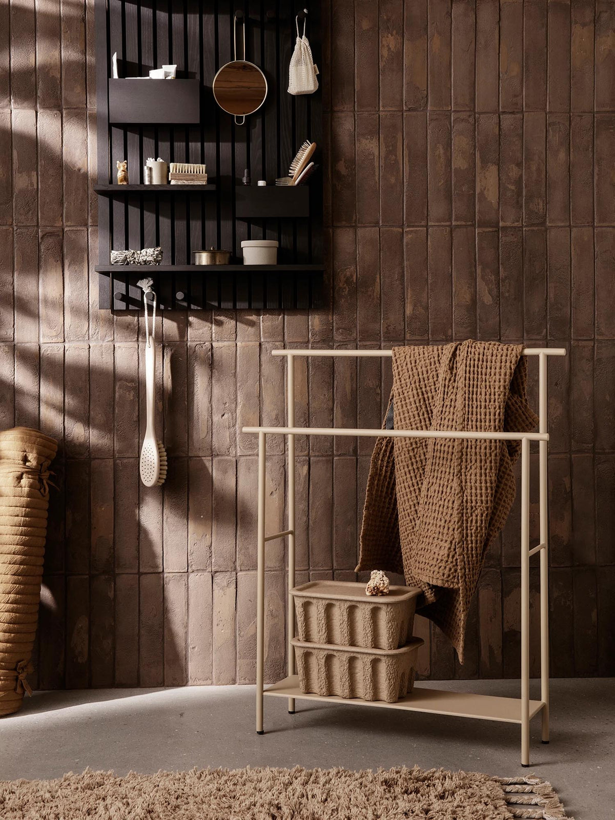 Dora Handtuchhalter in Kaschmir präsentiert im Onlineshop von KAQTU Design AG. Handtuchhalter ist von Ferm Living