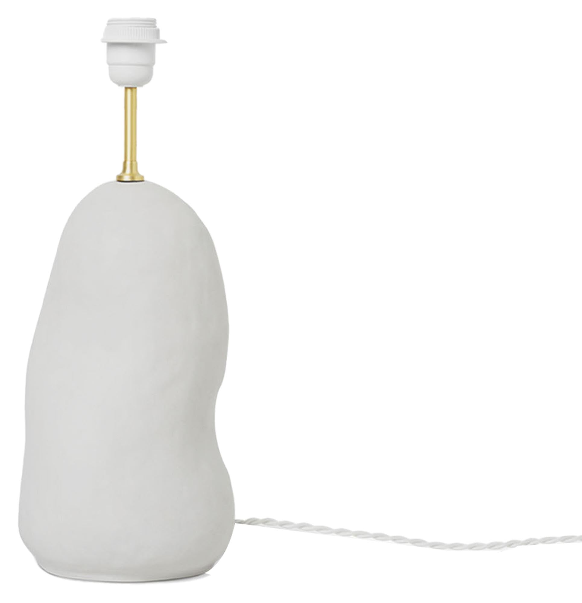 Hebe Lampensockel in Cremeweiss präsentiert im Onlineshop von KAQTU Design AG. Lampenständer ist von Ferm Living