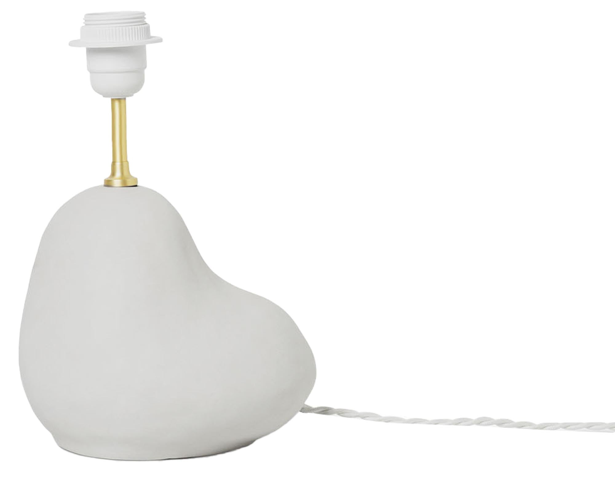 Hebe Lampensockel in Cremeweiss präsentiert im Onlineshop von KAQTU Design AG. Lampenständer ist von Ferm Living