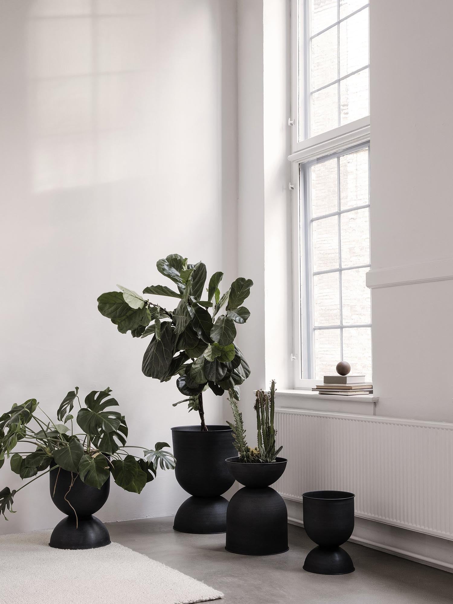 Der Hourglass Topf von Ferm Living bietet deinen Pflanzen einen stilvollen, erhöhten Stand und viel Platz für Wurzeln. Ideal für drinnen und draußen.