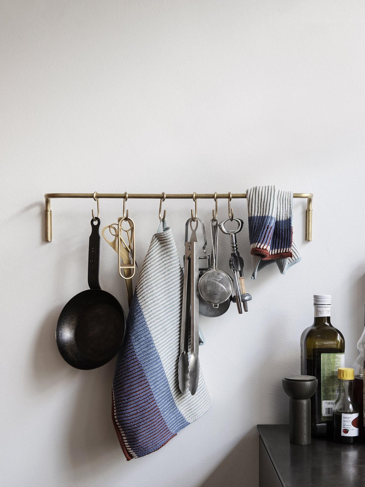 Küchenhakenleiste in Messing präsentiert im Onlineshop von KAQTU Design AG. Kleiderhaken ist von Ferm Living