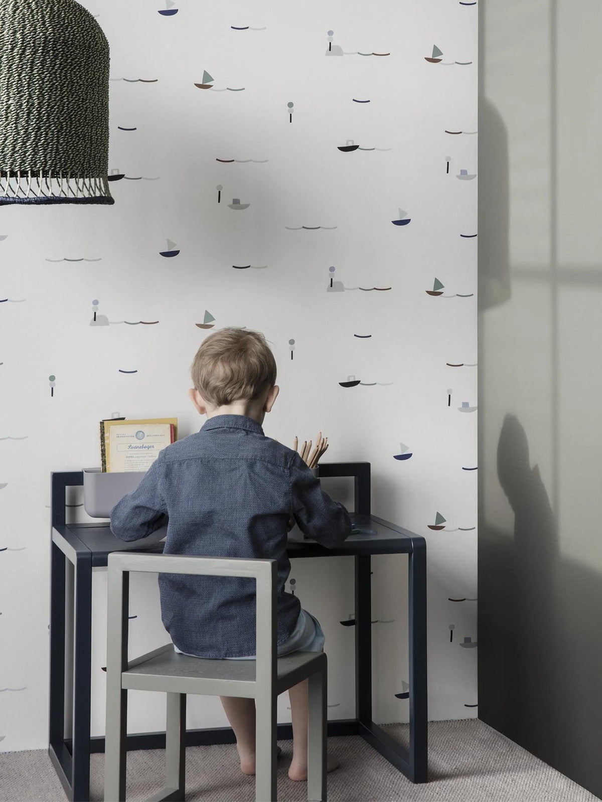 Little Architect Schreibtisch in Dunkelblau präsentiert im Onlineshop von KAQTU Design AG. Schreibtisch ist von Ferm Living