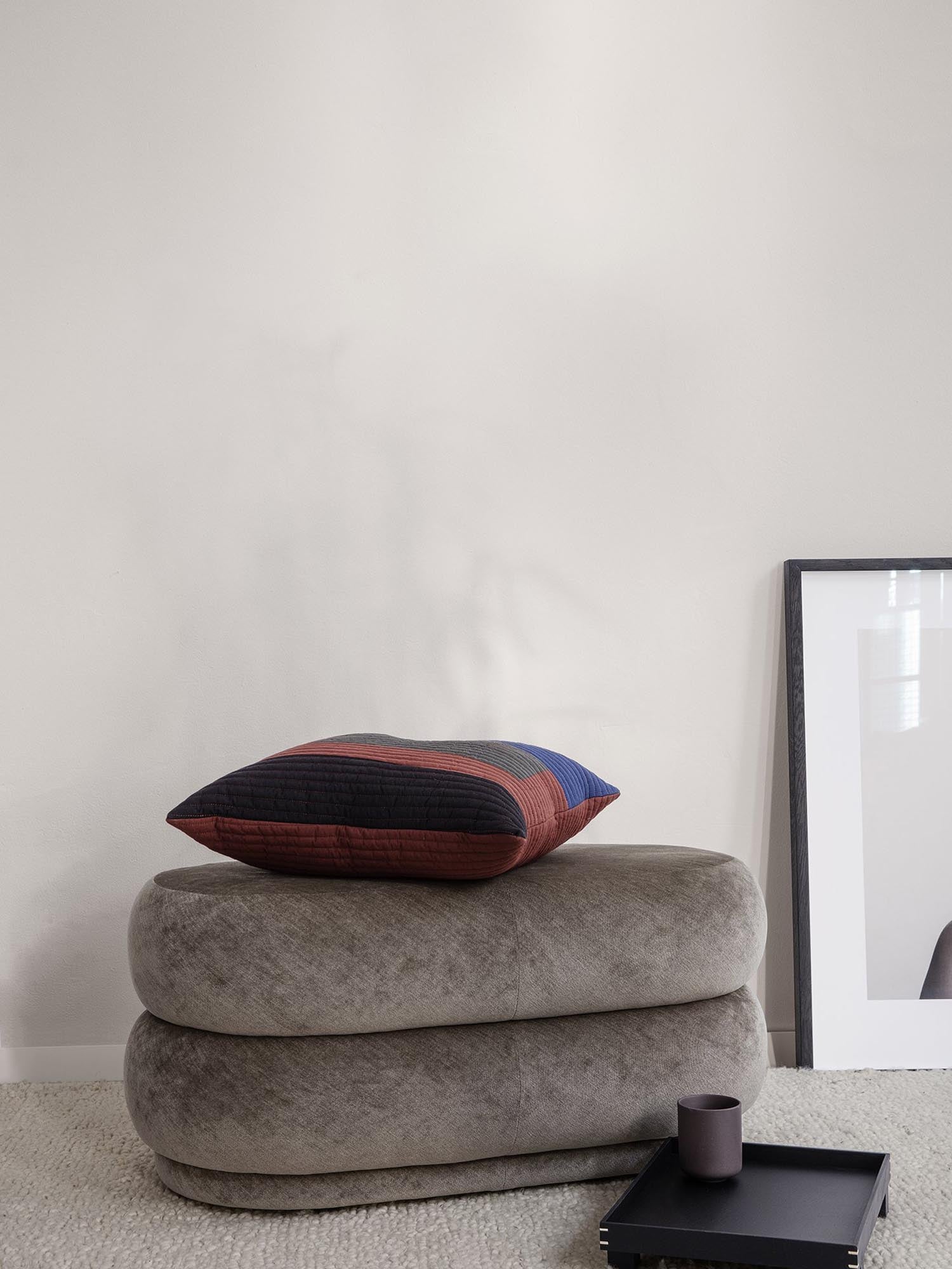 Stilvoller ovaler Pouf von Ferm Living für modernes Wohnen.