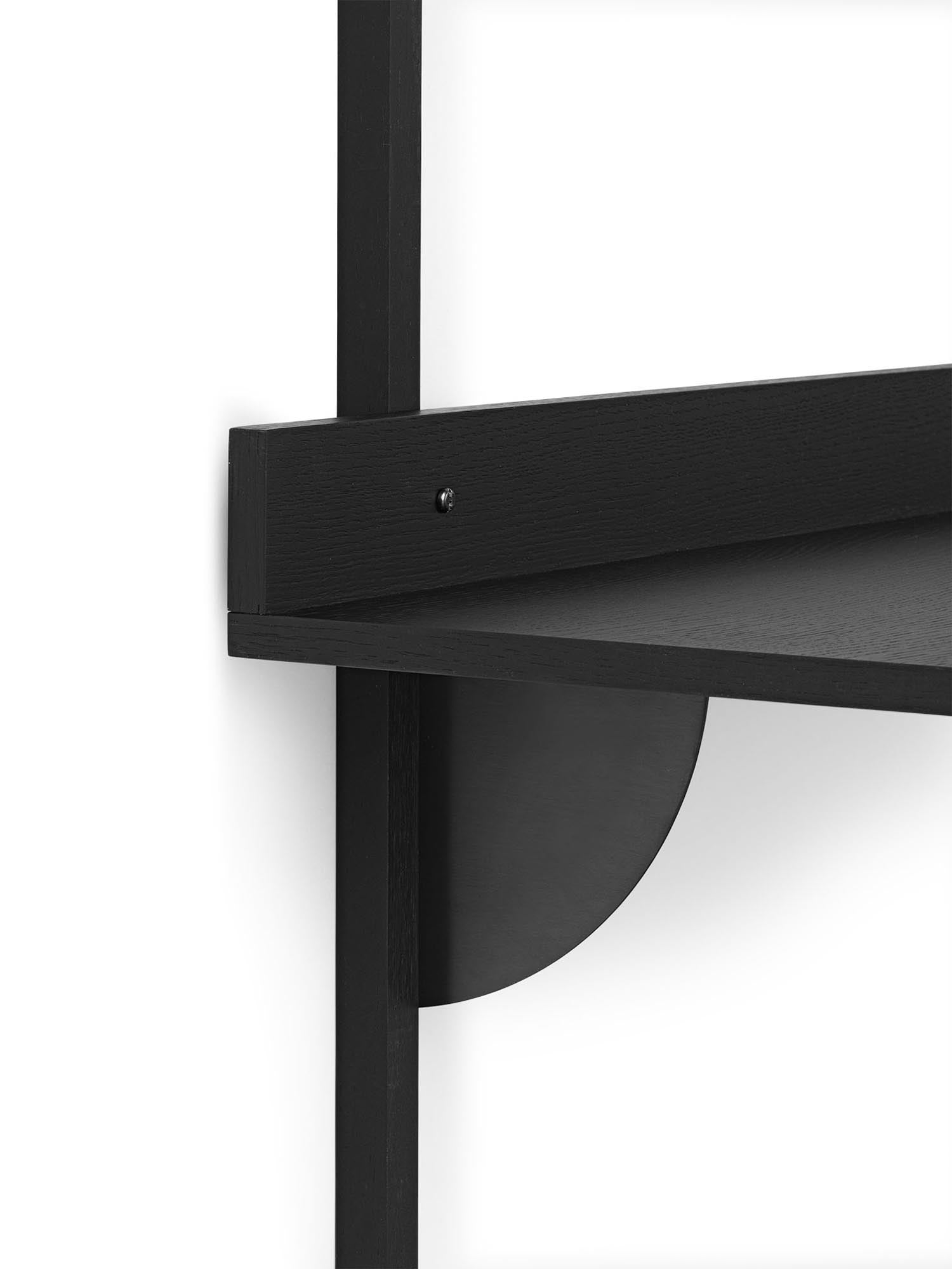 Sector Schreibtisch in Schwarz / Schwarzes Messing präsentiert im Onlineshop von KAQTU Design AG. Sekretär ist von Ferm Living