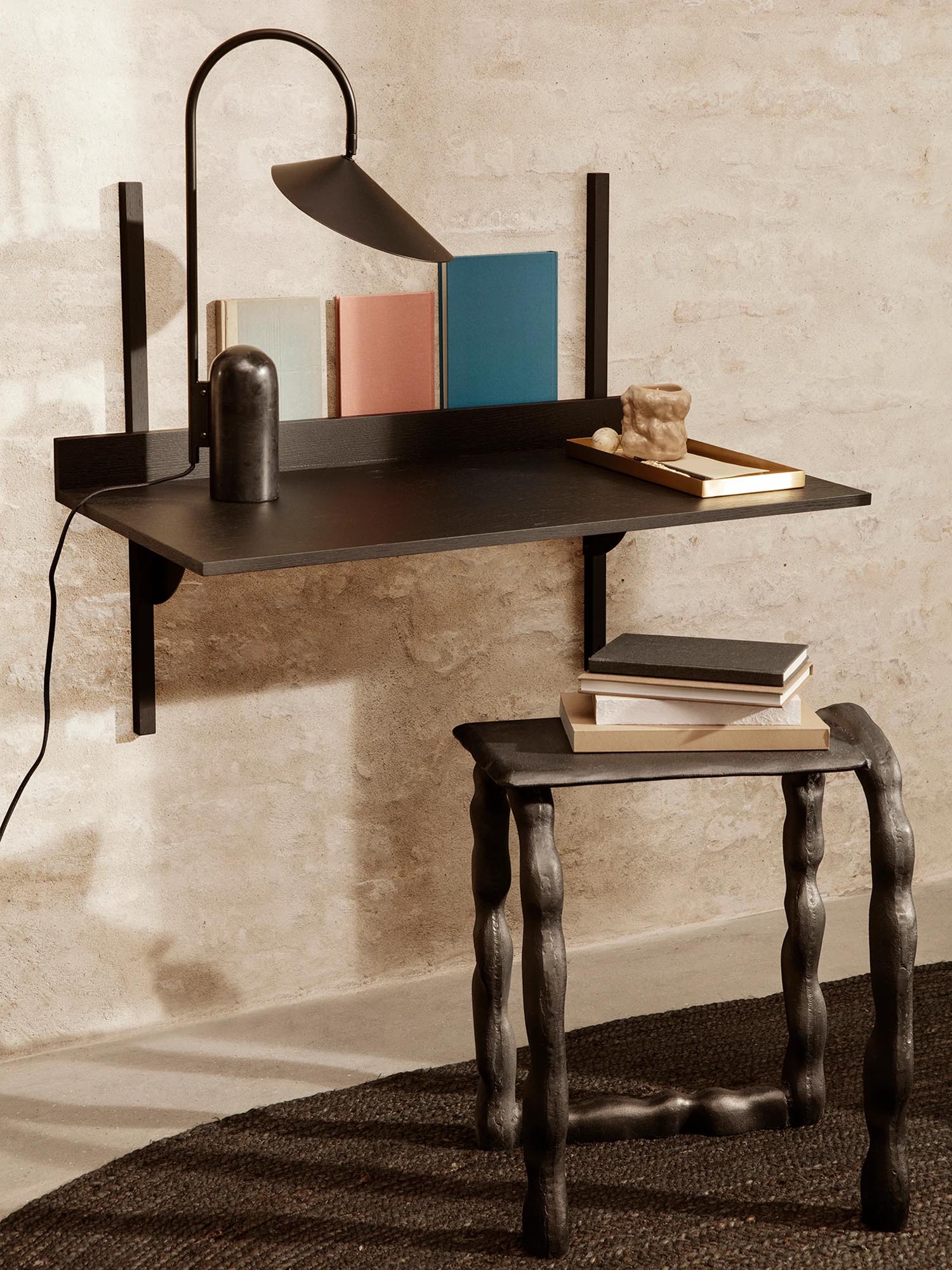 Sector Schreibtisch in Schwarz / Schwarzes Messing präsentiert im Onlineshop von KAQTU Design AG. Sekretär ist von Ferm Living