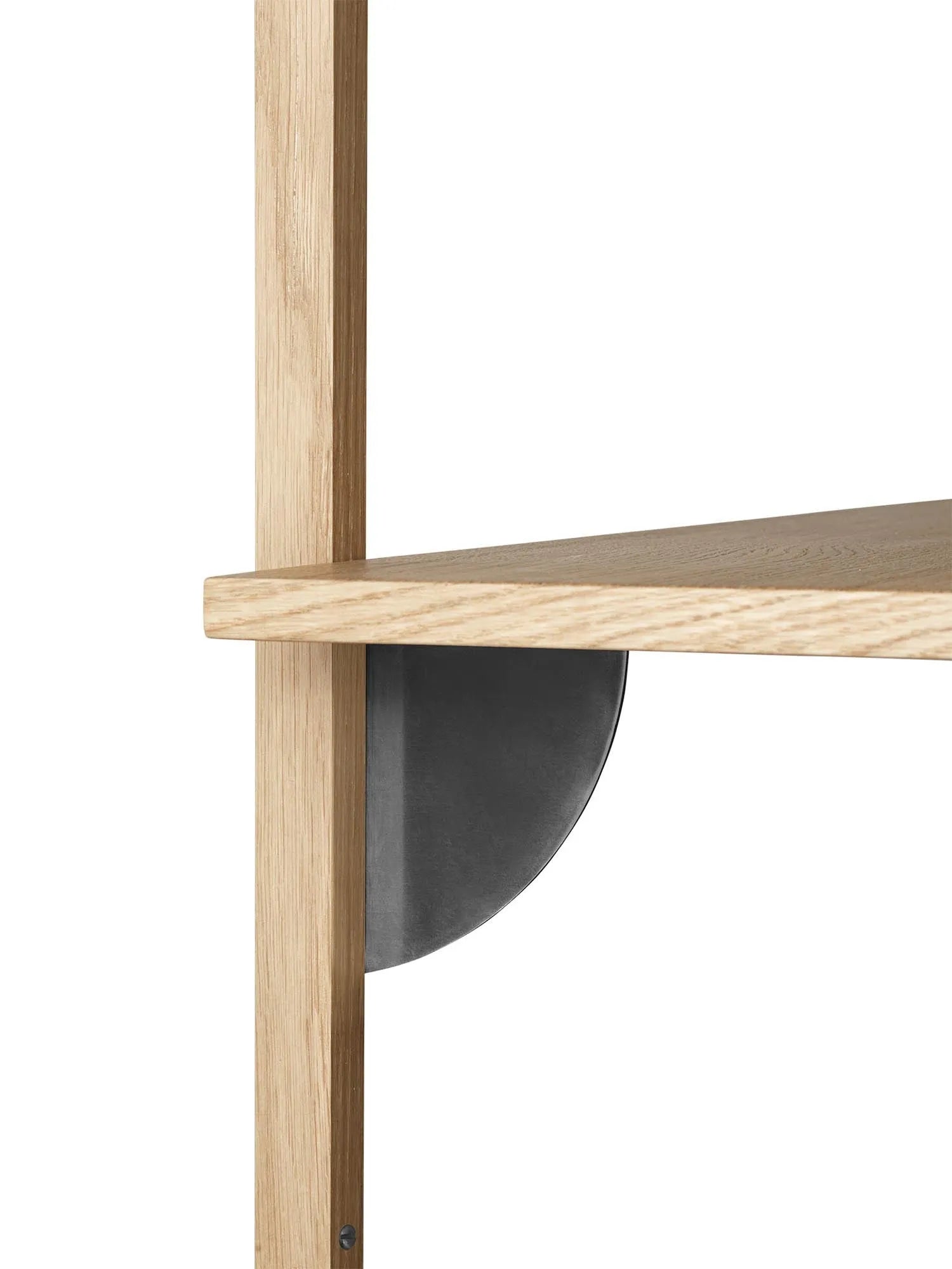Modernes Sector Wandregal aus Holz und Messing von Ferm Living.