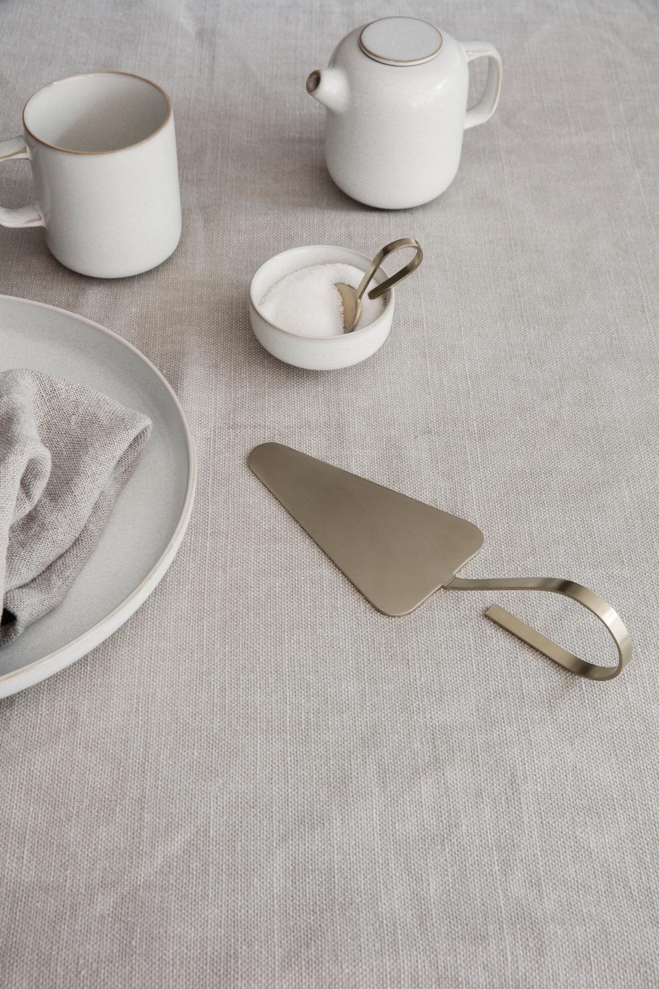 Entdecke die Sekki-Teller von Ferm Living: Cremefarbene Keramikteller mit einzigartiger Textur, inspiriert von traditioneller japanischer Handwerkskunst.