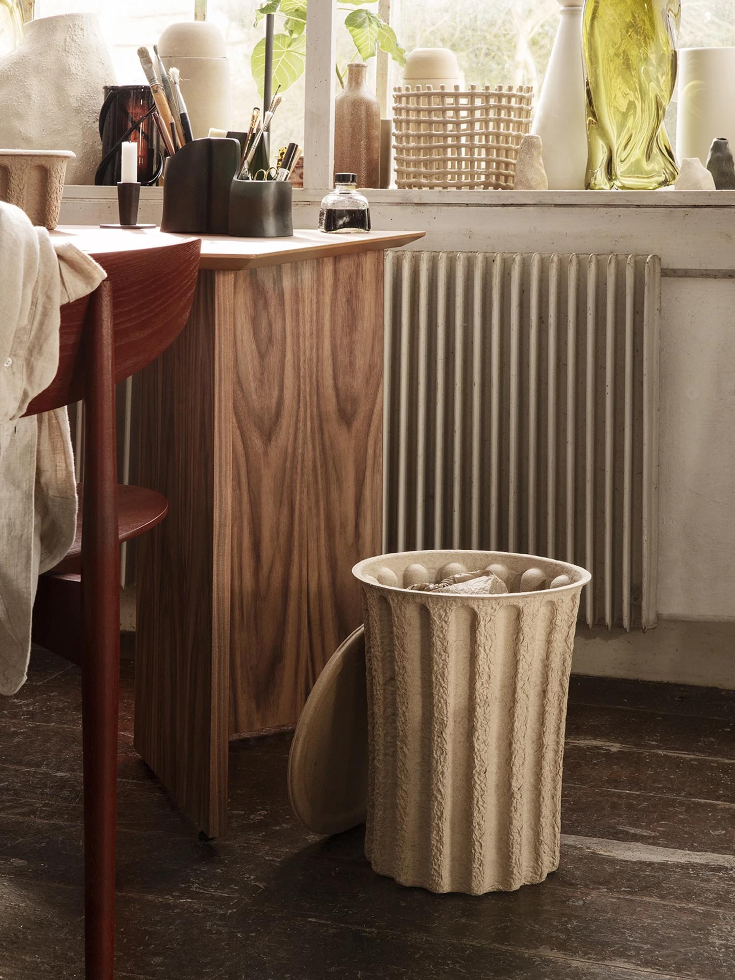 Entdecken Sie den stilvollen Herman Stuhl von Ferm Living in Rot – ein elegantes Möbelstück für Ihr Zuhause, erhältlich bei KAQTU Design AG.