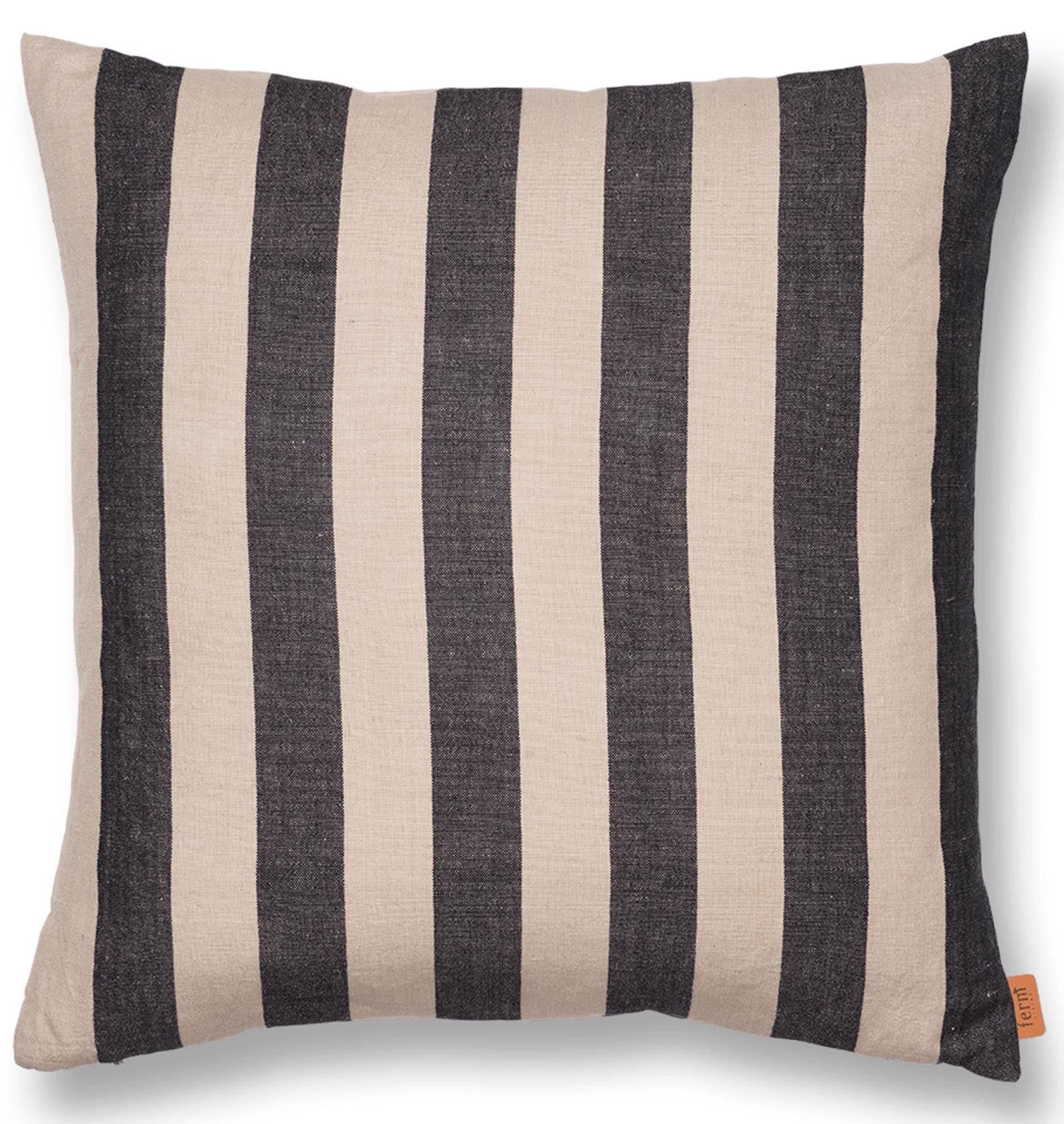 Grand Kissen in Sand / Schwarz präsentiert im Onlineshop von KAQTU Design AG. Deko Kissen ist von Ferm Living