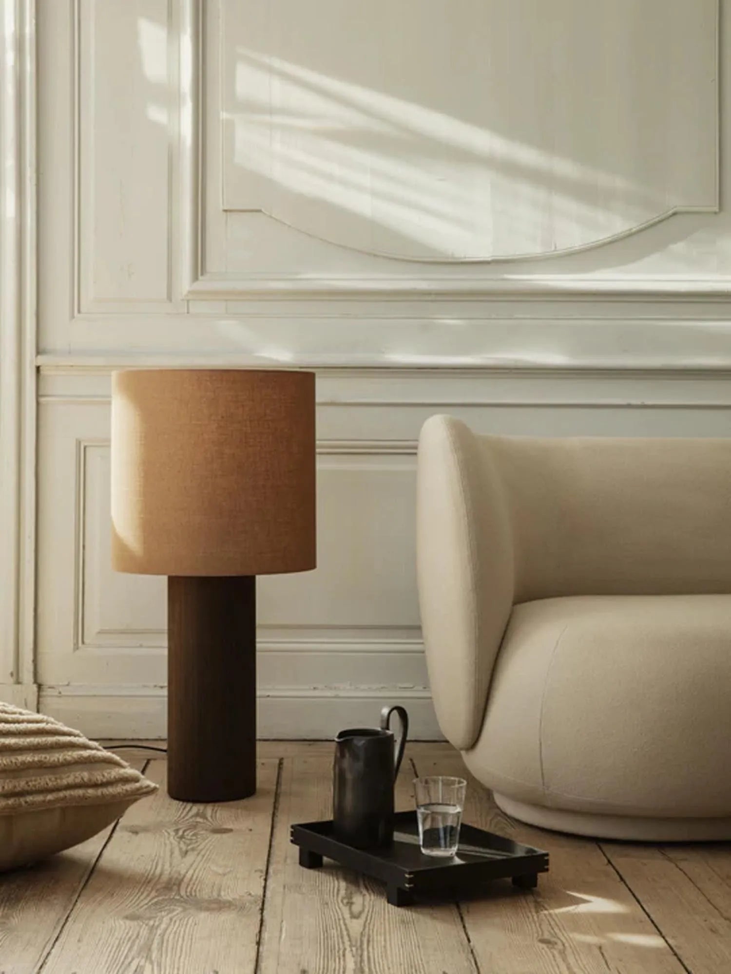 Post Stehleuchte Basis in Braun präsentiert im Onlineshop von KAQTU Design AG. Stehleuchte ist von Ferm Living