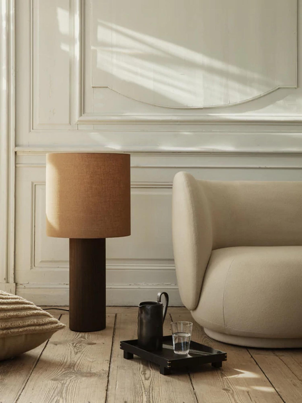 Post Stehleuchte Basis in Braun präsentiert im Onlineshop von KAQTU Design AG. Stehleuchte ist von Ferm Living