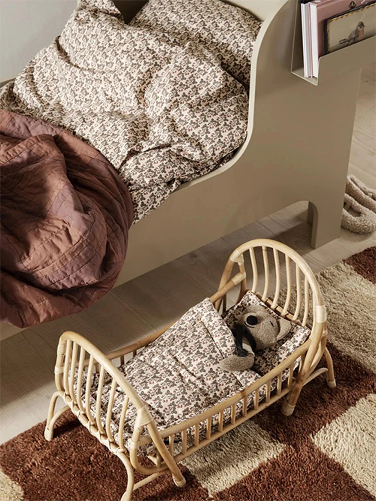 Mara Teppich in Dark Brick / Off-White präsentiert im Onlineshop von KAQTU Design AG. Teppich ist von Ferm Living