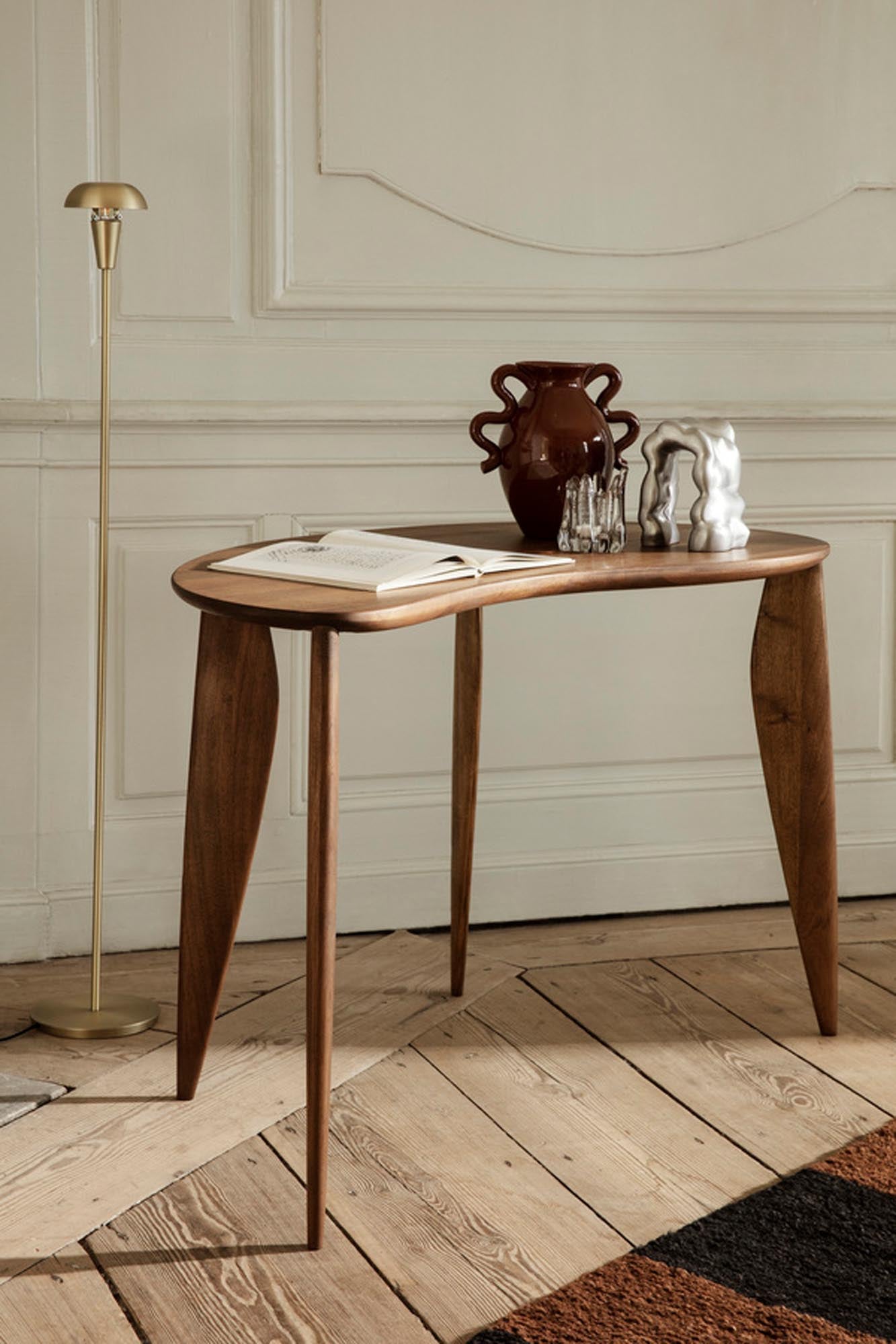 Eleganter Feve Tisch aus Walnuss für stilvolle Arbeitsräume.