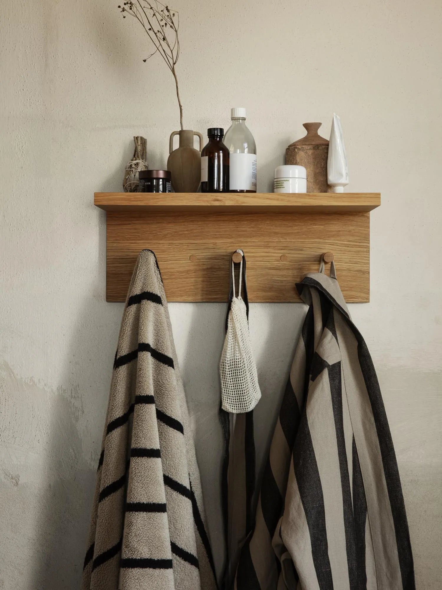 Alee Badetuch in Sand / Schwarz präsentiert im Onlineshop von KAQTU Design AG. Badetuch ist von Ferm Living